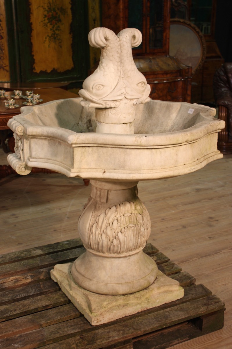 Grande fontana in marmo del XX secolo