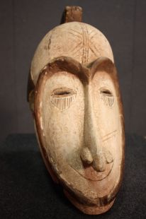 Maschera africana scolpita in legno