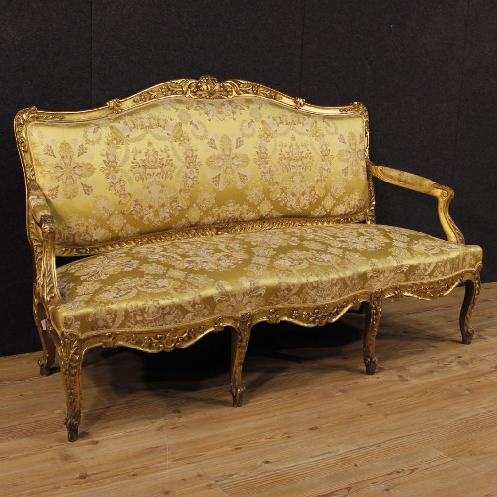Antico divano dorato in stile Luigi XV del XIX secolo