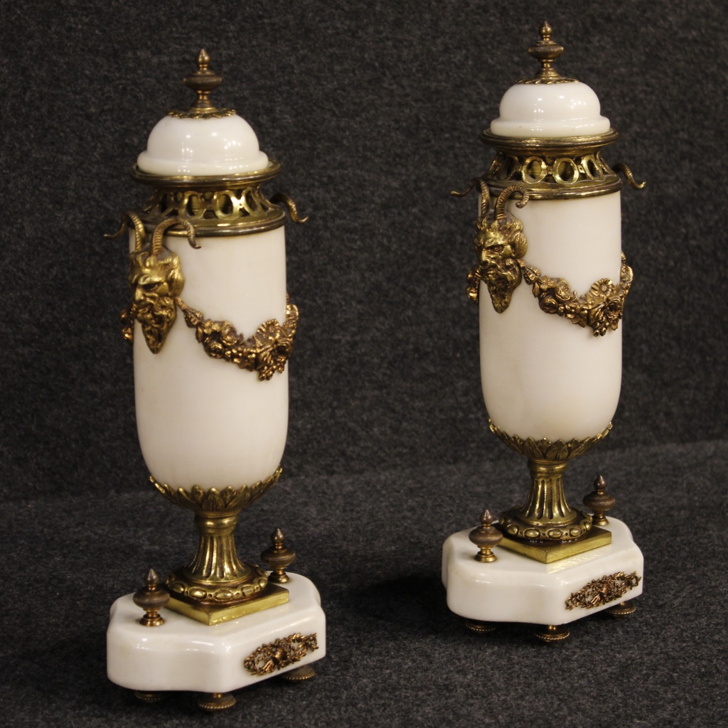 Coppia di vasi potish francesi in marmo con bronzi dorati