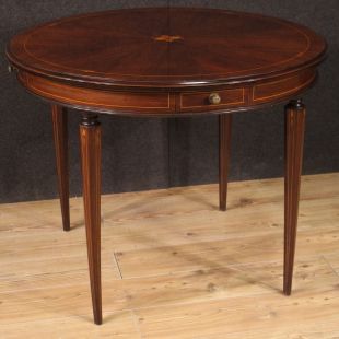Elegante tavolo intarsiato del XX secolo