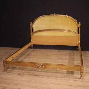 Elegantes Doppelbett im Louis XVI-Stil