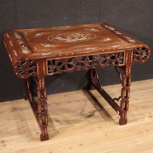 Orientalischer Tisch mit floraler Intarsie aus dem 20. Jahrhundert