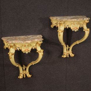 Coppia di console italiane laccate, dorate e dipinte con piano in marmo