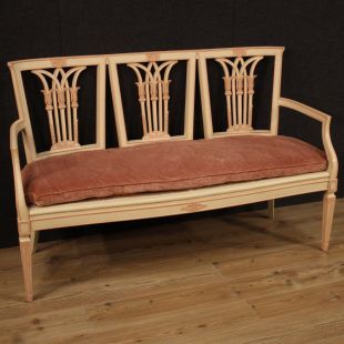 Canapé en bois laqué de style Louis XVI
