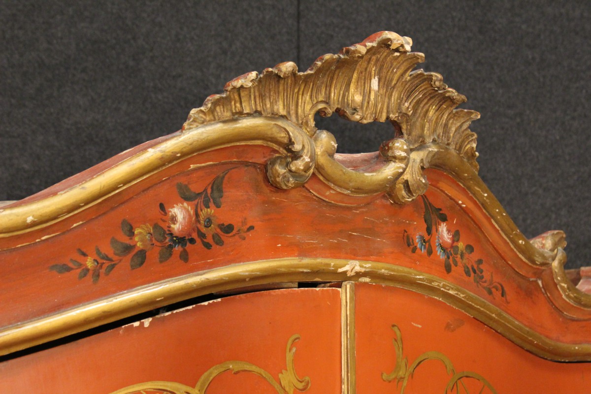 Armadio veneziano laccato e dorato - dettaglio cimasa