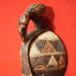 Maschera africana in legno dipinta a mano