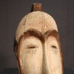 Afrikanische Maske in Holz geschnitzt