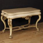Tavolo in legno laccato e dorato con piano in marmo