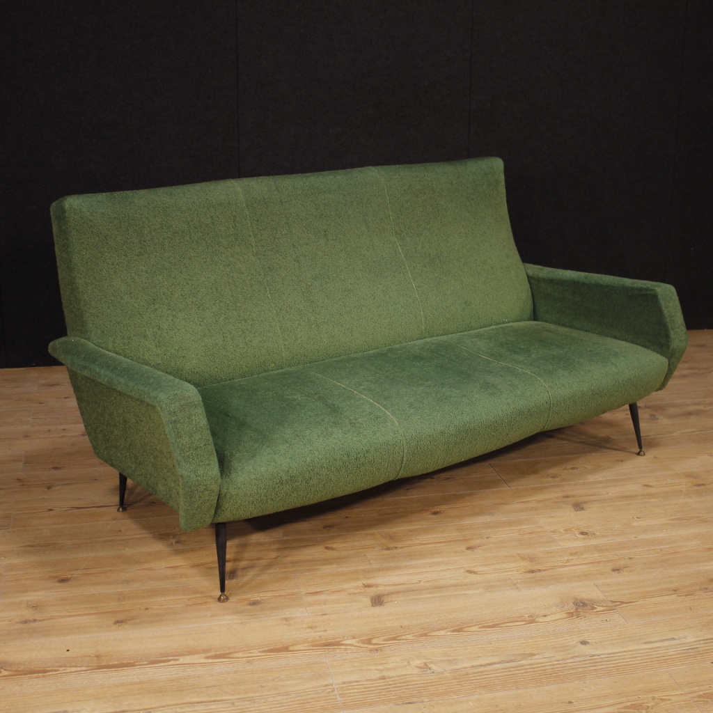 Italienisches Design Sofa aus Stoff mit Metallbeinen | Barnebys