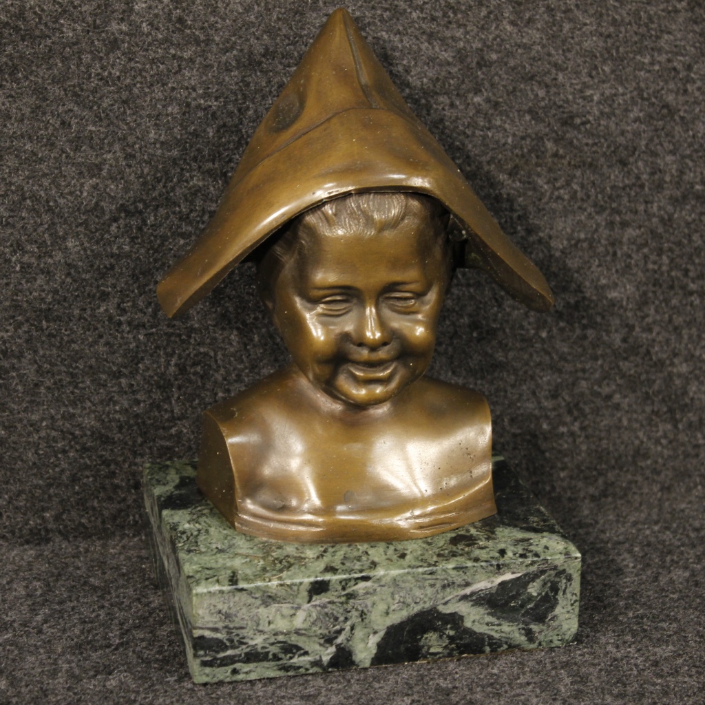 Scultura italiana in bronzo raffigurante bambino con cappello
