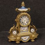 Französische Uhr aus vergoldete Bronze und Messing mit bemalter Keramik