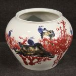 Chinesische Vase aus bemalte Keramik mit Blumen und Tieren