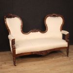 Italienisches Sofa aus Walnuss des 19. Jahrhundert