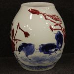 Vase chinois en céramique peinte avec décorations florales et animales