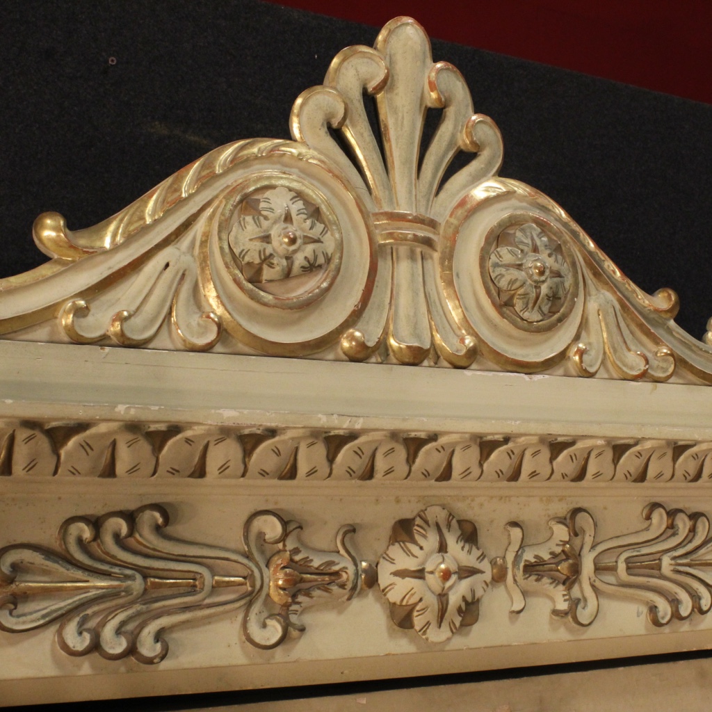 Grande armadio italiano laccato e dorato in stile Luigi XVI - dettaglio cimasa